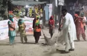 सिवाल खास में भाजपा नेता अनवार कुरैशी ने सफाई कर्मचारियों के साथ खुद झाड़ू लगाकर लोगों को स्वच्छता का संदेश दिया।