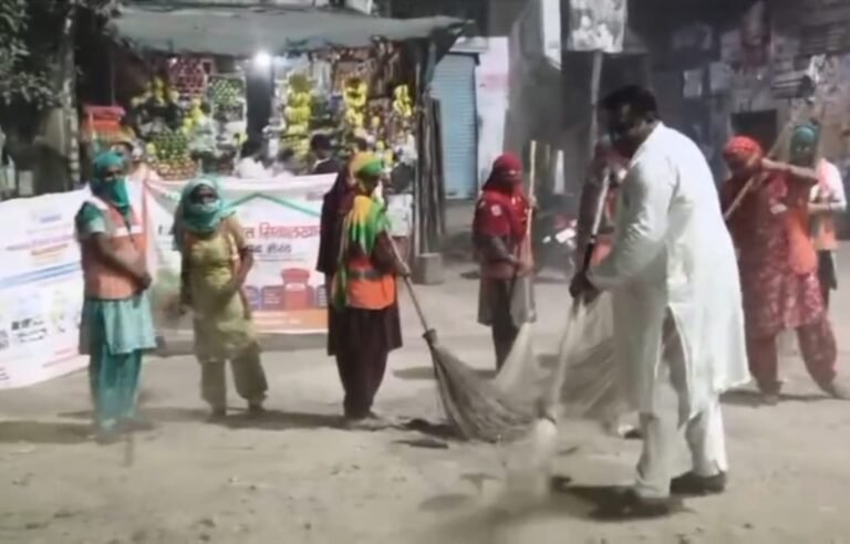 सिवाल खास में भाजपा नेता अनवार कुरैशी ने सफाई कर्मचारियों के साथ खुद झाड़ू लगाकर लोगों को स्वच्छता का संदेश दिया।