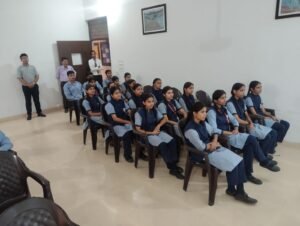 डी मोनफोर अकादमी में विद्यार्थियों ने पोस्टर के जरिए दिया ‘सतर्कता से समृद्धि’ का संदेश