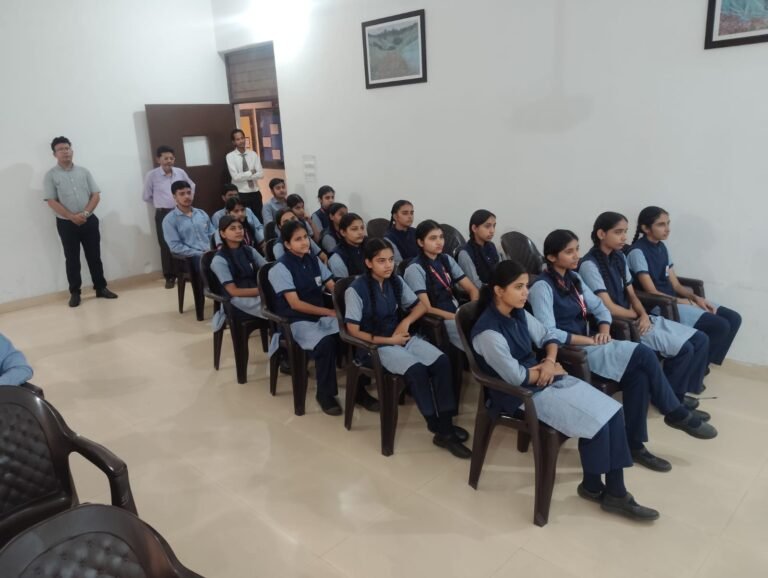 डी मोनफोर अकादमी में विद्यार्थियों ने पोस्टर के जरिए दिया ‘सतर्कता से समृद्धि’ का संदेश