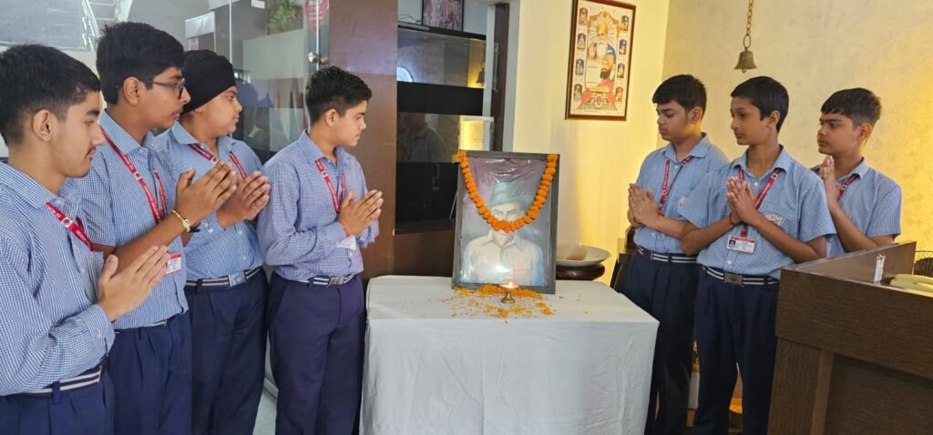 रामराज स्थित डी मोनफोर अकादमी में भगत सिंह जयंती पर विद्यार्थियों और शिक्षकों ने उनके चित्र पर पुष्प अर्पित कर श्रद्धांजलि दी