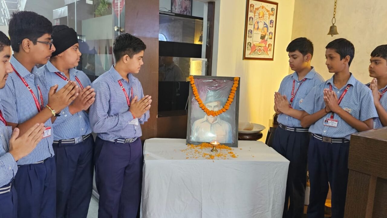 रामराज स्थित डी मोनफोर अकादमी में भगत सिंह जयंती पर विद्यार्थियों और शिक्षकों ने उनके चित्र पर पुष्प अर्पित कर श्रद्धांजलि दी