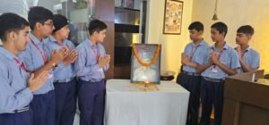 रामराज स्थित डी मोनफोर अकादमी में भगत सिंह जयंती पर विद्यार्थियों और शिक्षकों ने उनके चित्र पर पुष्प अर्पित कर श्रद्धांजलि दी