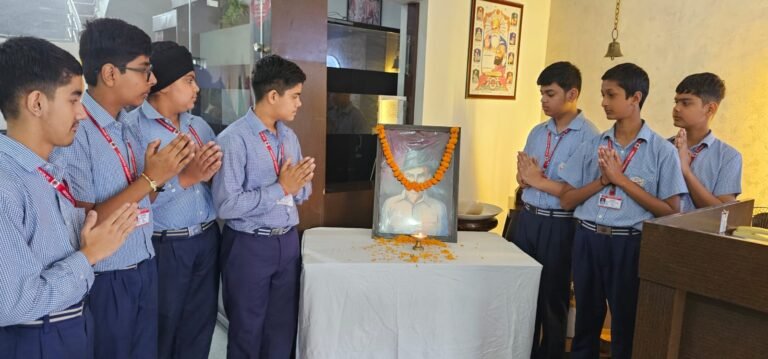 रामराज स्थित डी मोनफोर अकादमी में भगत सिंह जयंती पर विद्यार्थियों और शिक्षकों ने उनके चित्र पर पुष्प अर्पित कर श्रद्धांजलि दी
