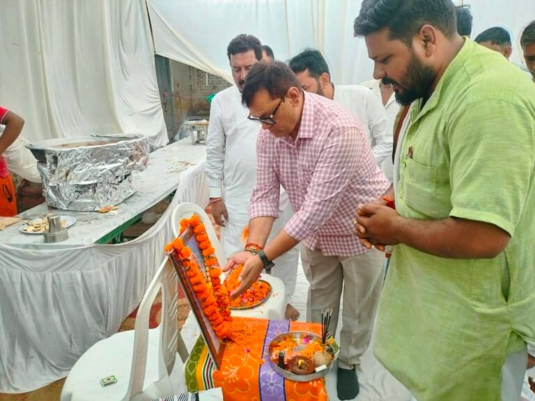 मवाना खुर्द में तेरहवीं संस्कार में पहुंचे जलशक्ति राज्यमंत्री दिनेश खटीक, दी श्रद्धांजलि