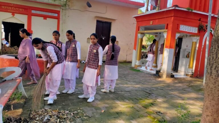 उत्तम पब्लिक स्कूल रहावती में गांधी-शास्त्री जयंती कार्यक्रम के दौरान मौजूद शिक्षक और विद्यार्थी।