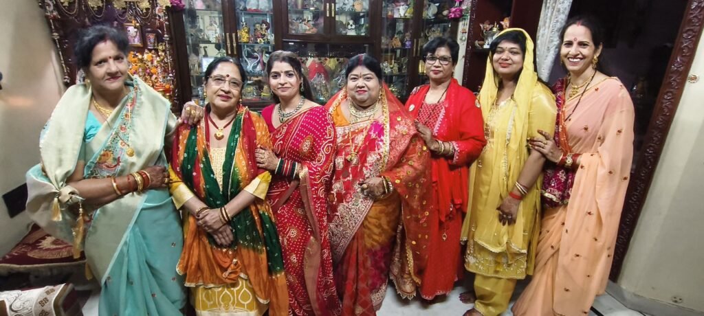 महिलाओं ने सामूहिक रूप से सुनी करवा चौथ व्रत कथा