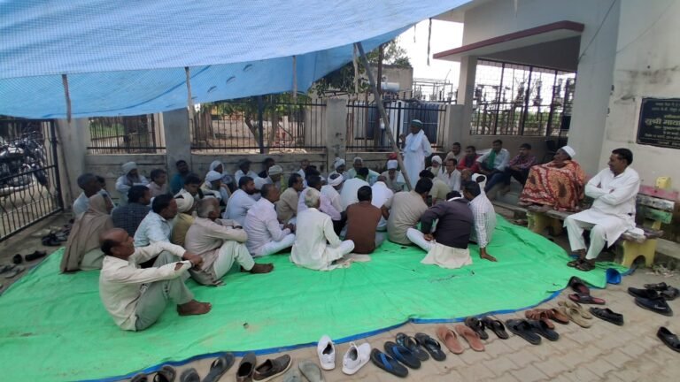 बहसूमा में बिजली विभाग के खिलाफ भाकियू का धरना